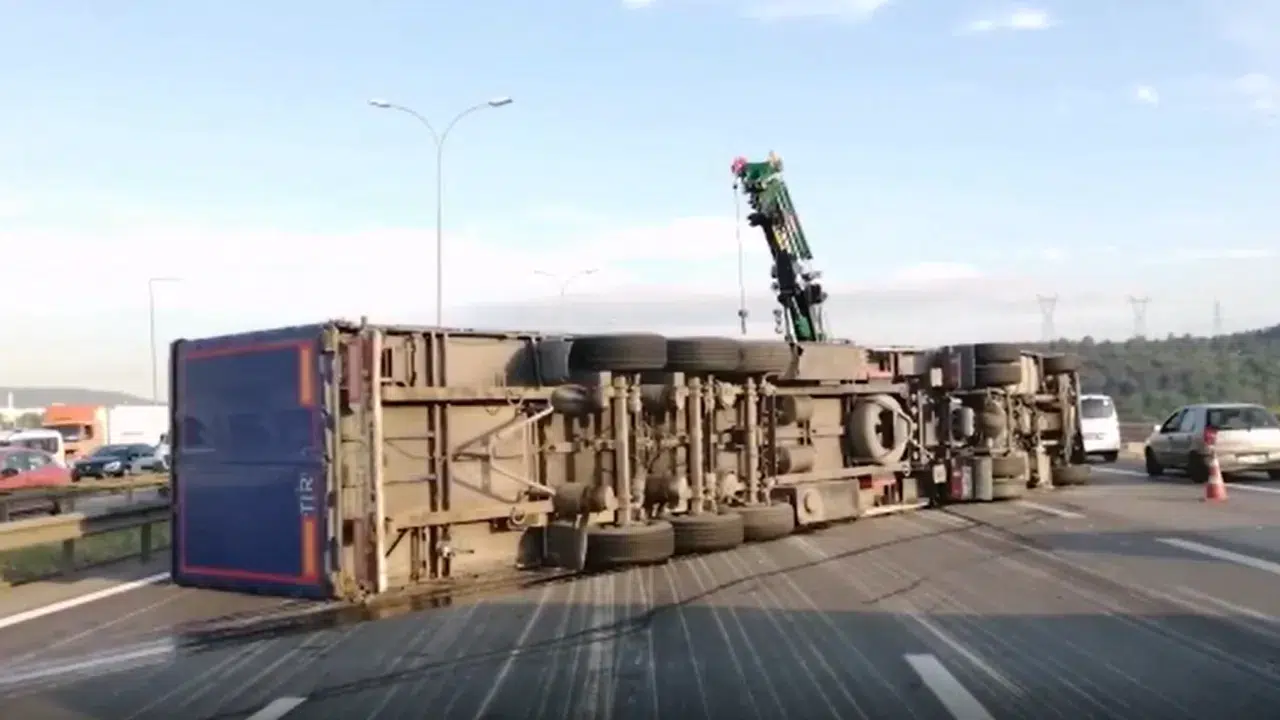 Pendik'te feci kaza: Tır devrildi!
