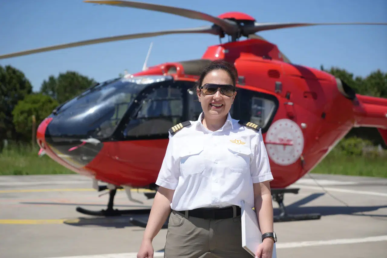 Türkiye'nin tek kadın ambulans helikopter pilotu Müge Demiralın Ay: Bu işin cinsiyeti yok!