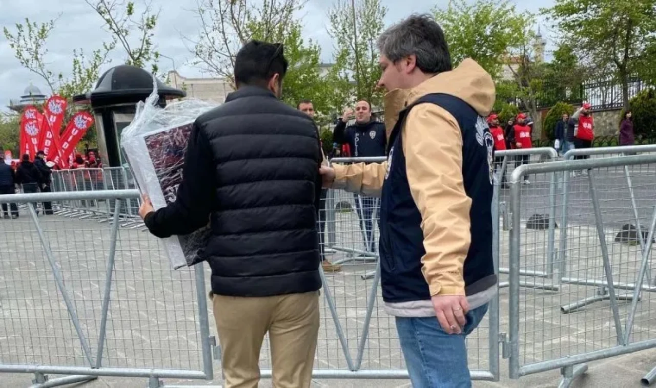 Kadıköy’de 1 Mayıs’ta 'Turp ve şalgam' pankartına polis müdahalesi