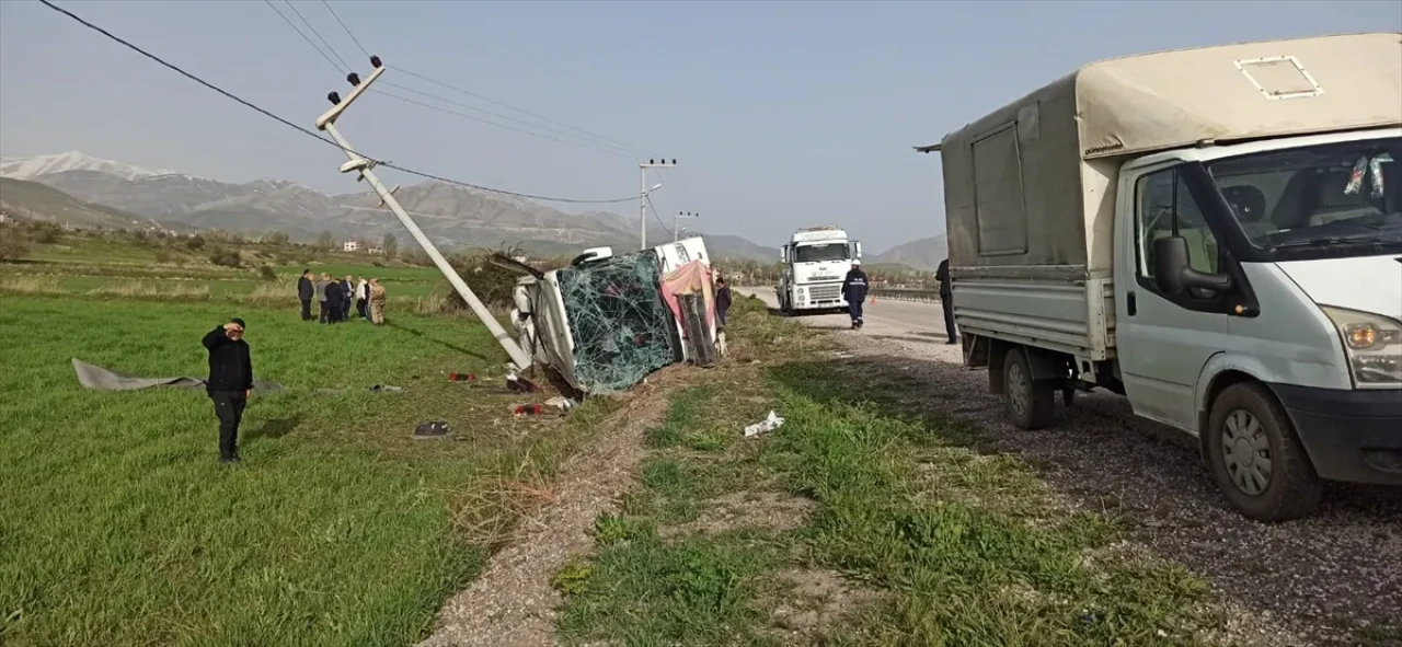 Van'da yolcu otobüsü devrildi: 28 kişi yaralandı