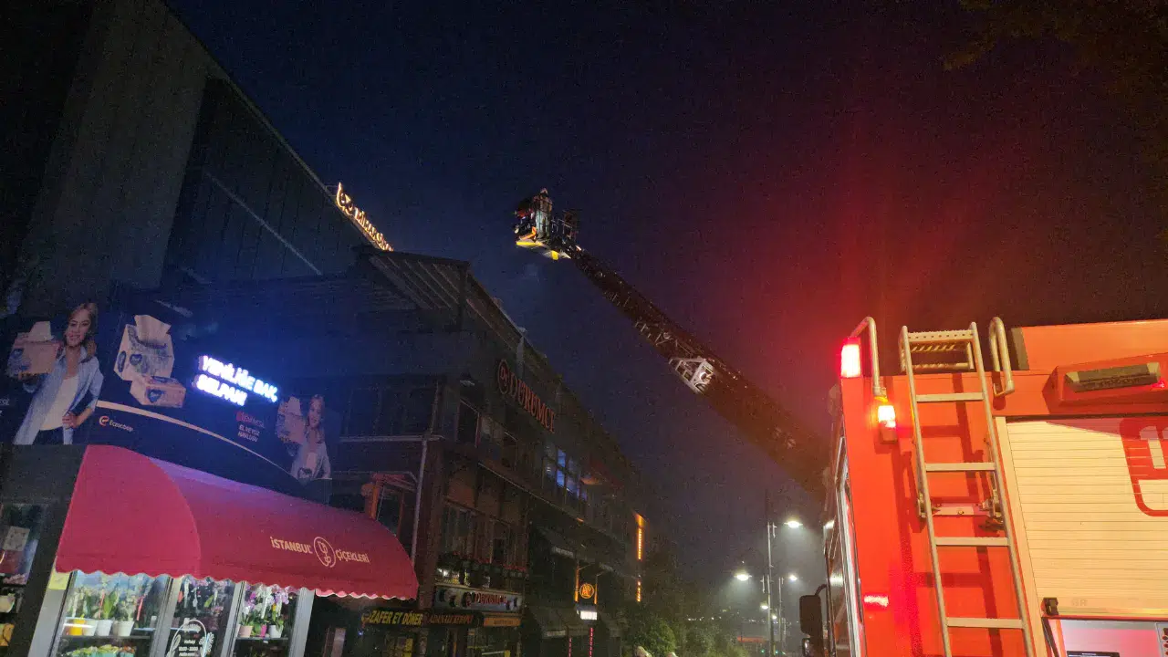 Beşiktaş'ta restoran yangını! Alevler teras katı sardı