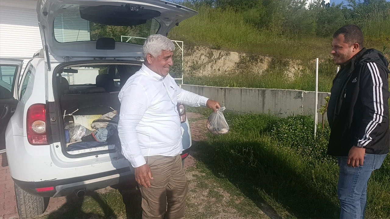 Camiye gelen eski belediye başkanın otomobili çalındı