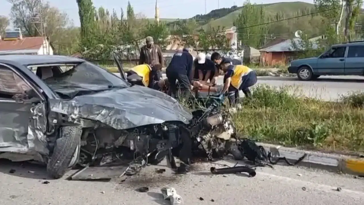 Sivas'ta korkunç kaza! Otomobil hurdaya döndü