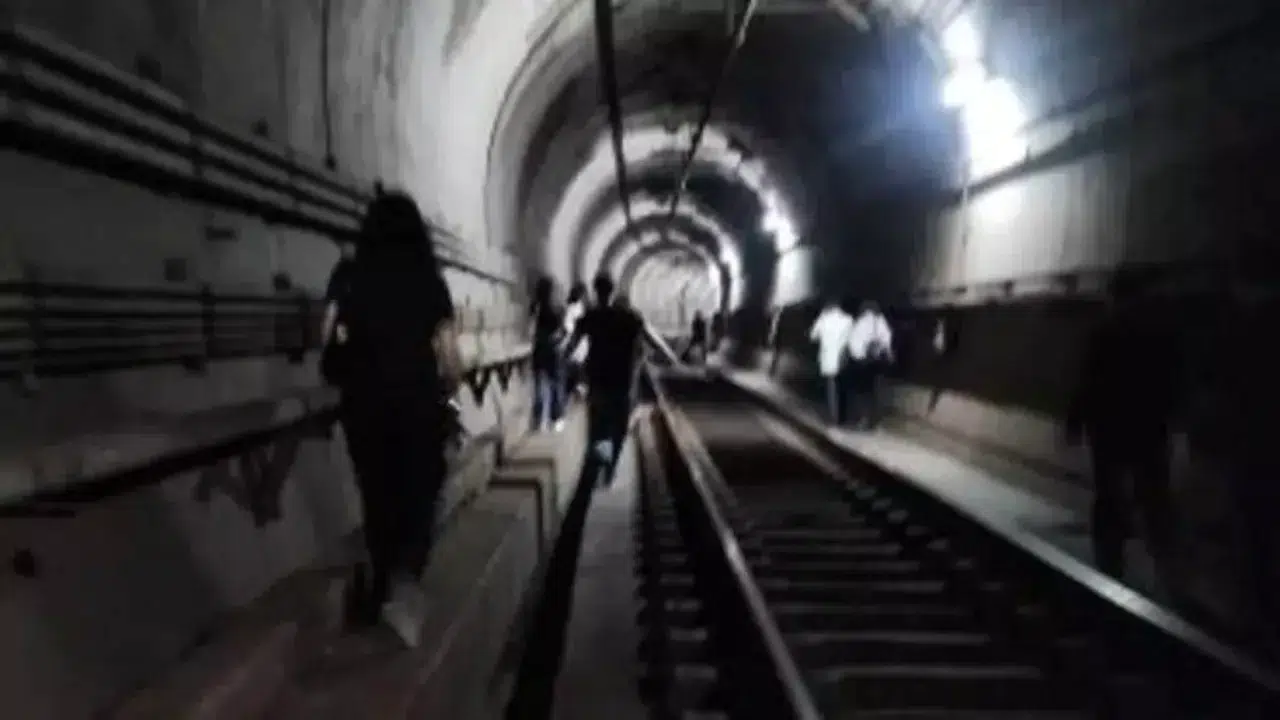 Metroda dehşet anları: Vagonu ateşe verdi!