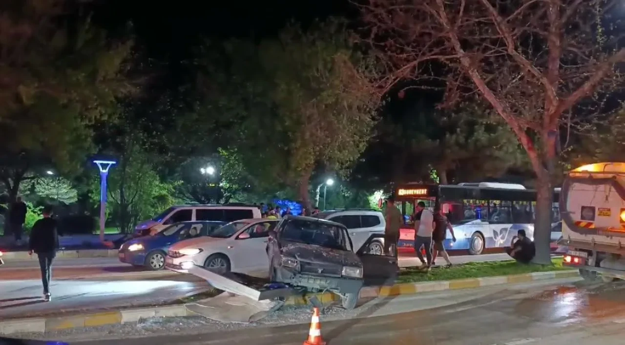 Elazığ’da zincirleme kaza! Üç otomobil çarpıştı: 2 yaralı
