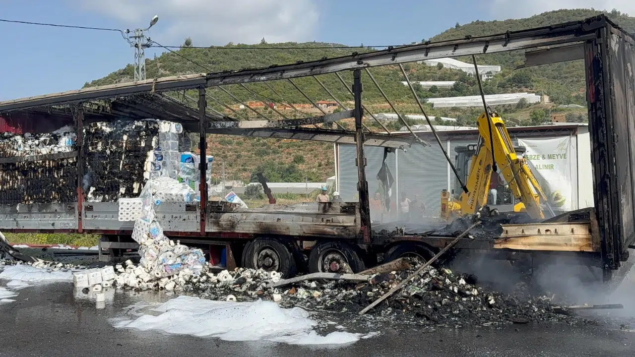 Antalya'da feci yangın: Peçete yüklü tır yandı!