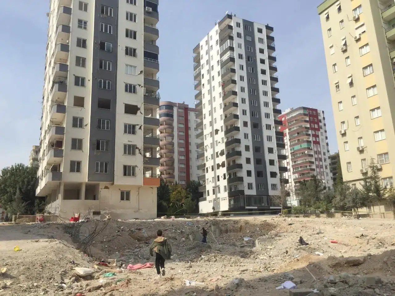Depremzedelere ait altınları zimmetine geçiren polis hakkında dava açıldı