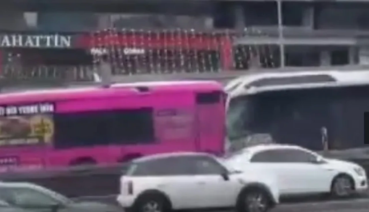 Beylikdüzü Haramidere'de iki metrobüs çarpıştı! Ekipler olay yerinde