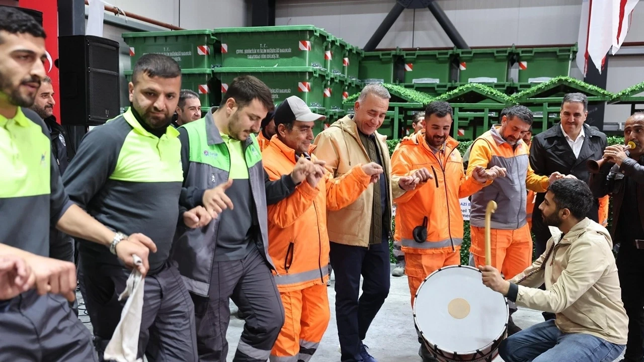 Sultangazi Belediye Başkanı Dursun'dan işçilerle birlikte halay!