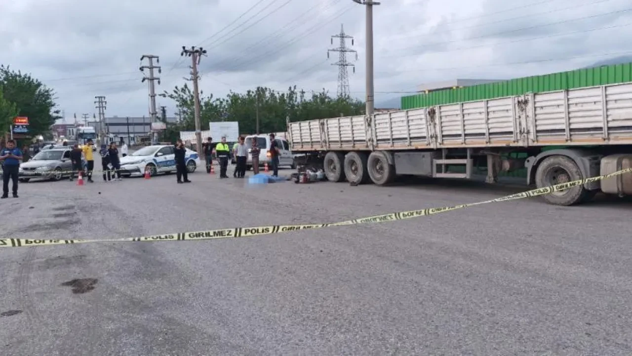 Hatay'da tır ile motosiklet çarpıştı: 16 yaşındaki çocuk ezilerek öldü