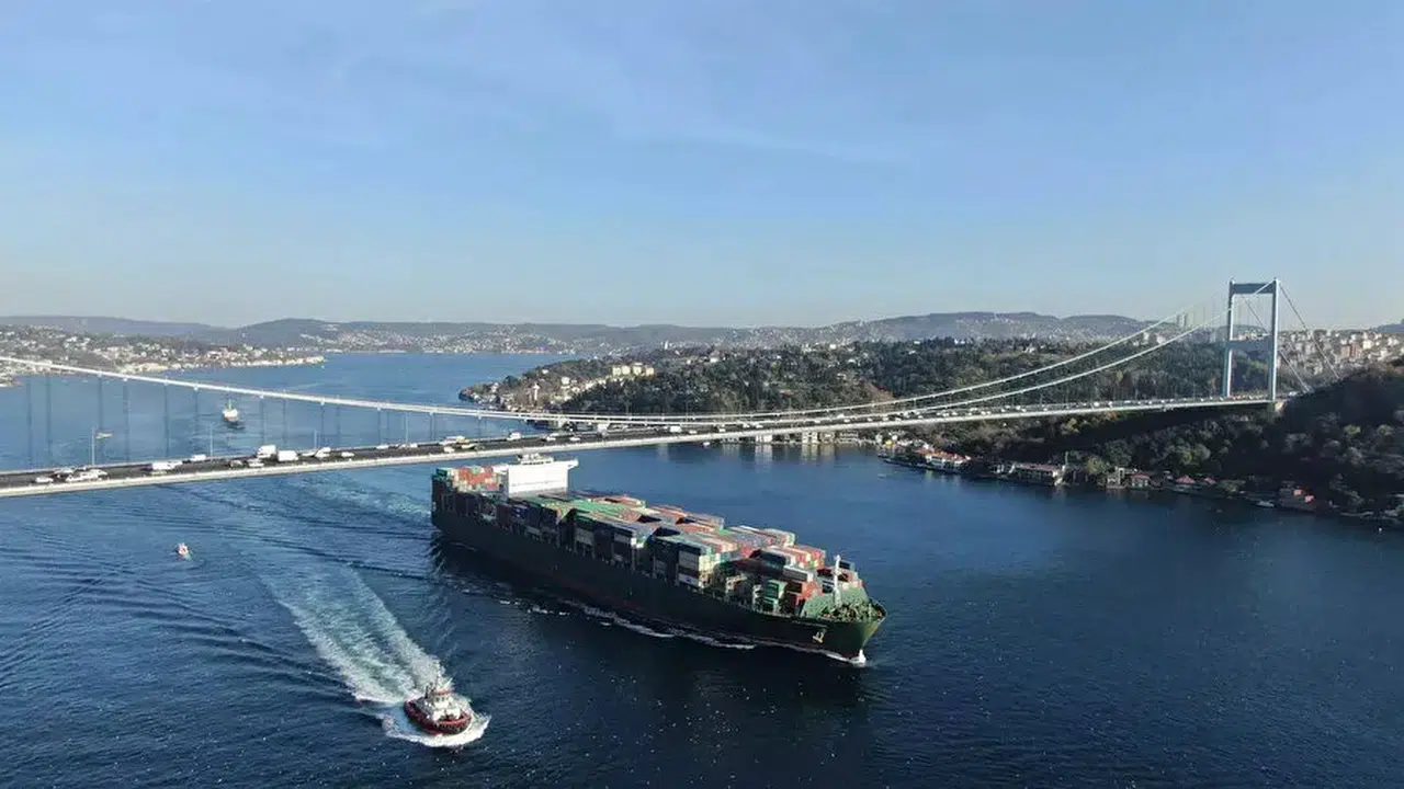 İstanbul Boğazı gemi trafiği çift yönlü askıya alındı