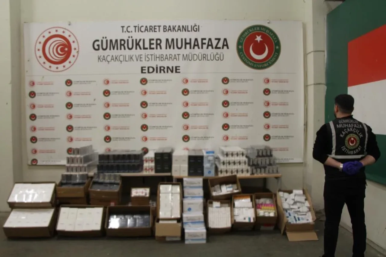 Kapıkule'de on binlerce kaçak ürün ele geçirildi: Tır sürücüsü gözaltında