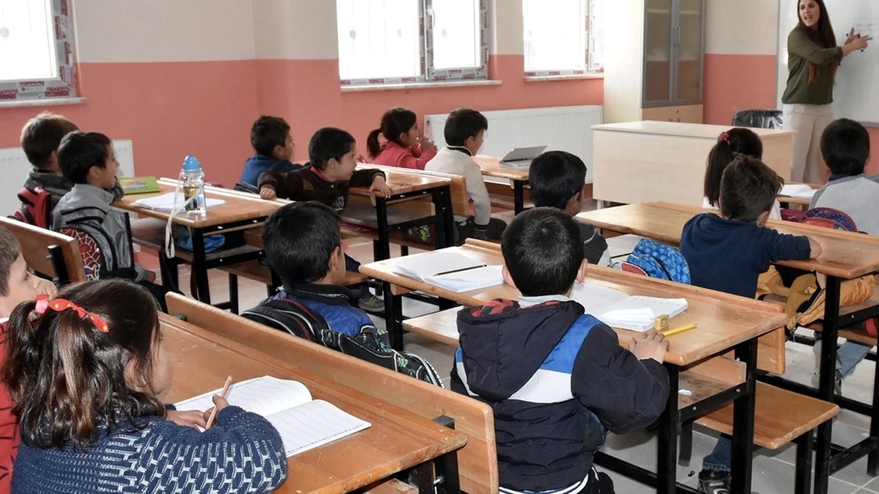 Okullar ne zaman, ayın kaçında kapanacak? Karne hangi gün alınacak?