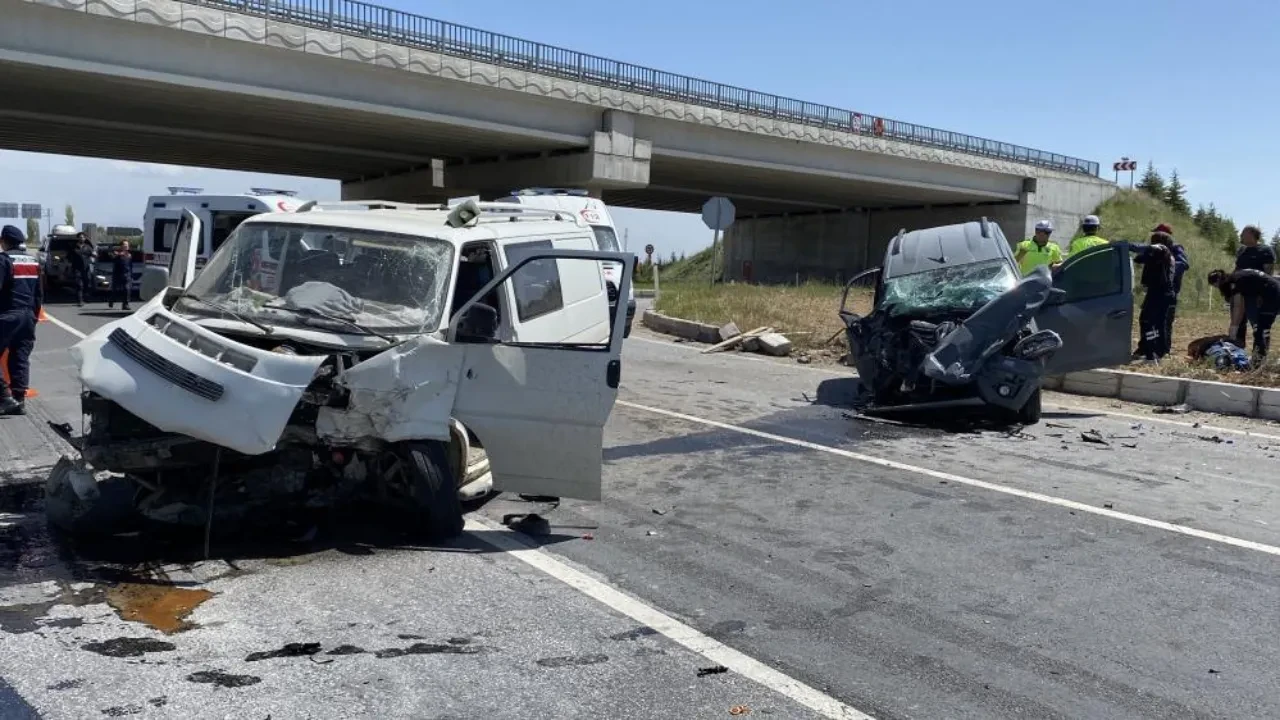 Aksaray'da katliam gibi kaza: Araçlar hurdaya döndü, yaralılar var!
