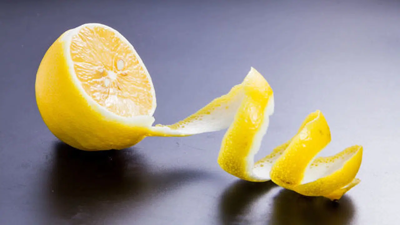 Limon kabuğu ile çiçeklerinizi coşturun! İşte bitkiler için faydaları