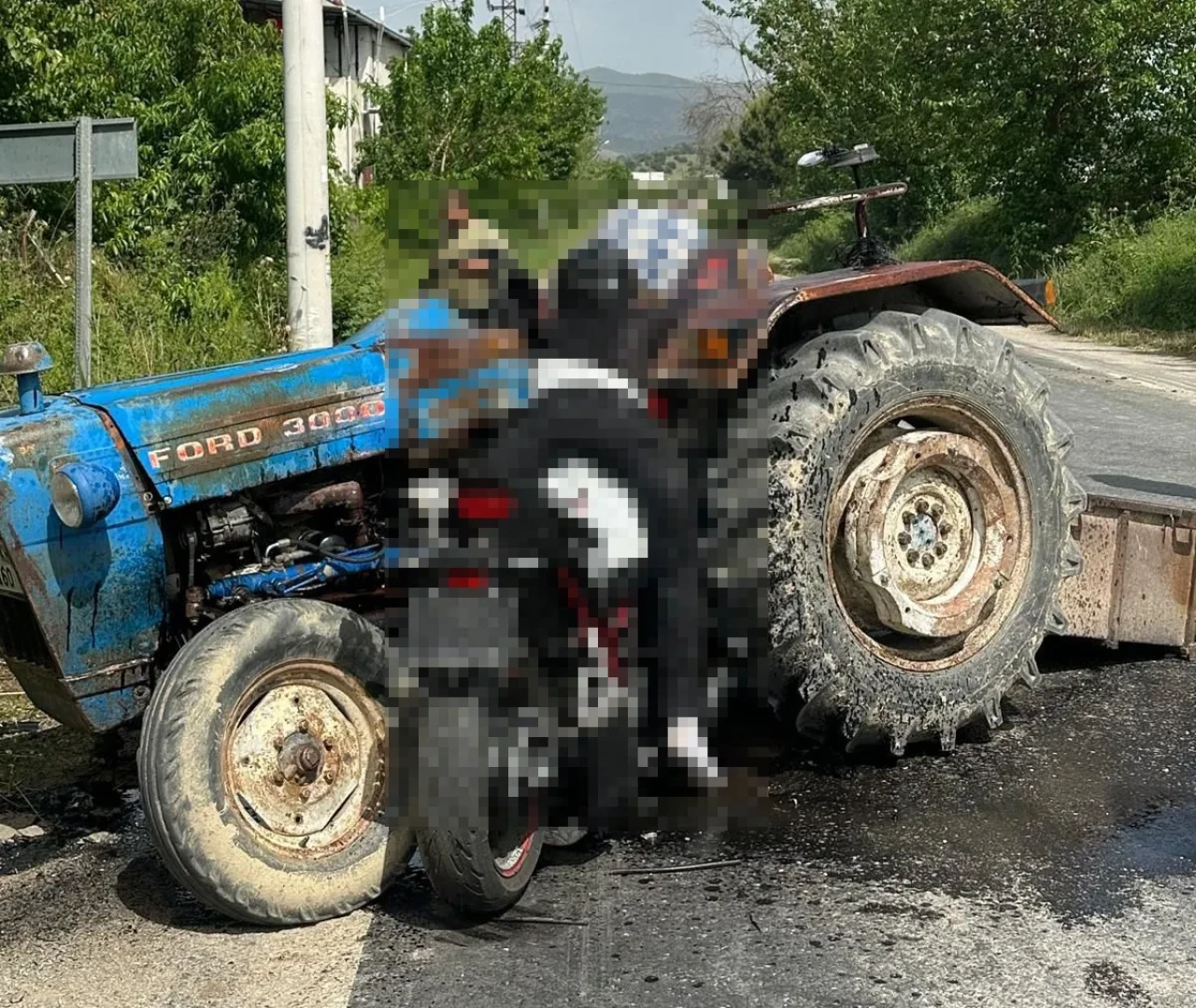 Aydın'da motosiklet traktöre ok gibi saplandı! 3 kişi hayatını kaybetti