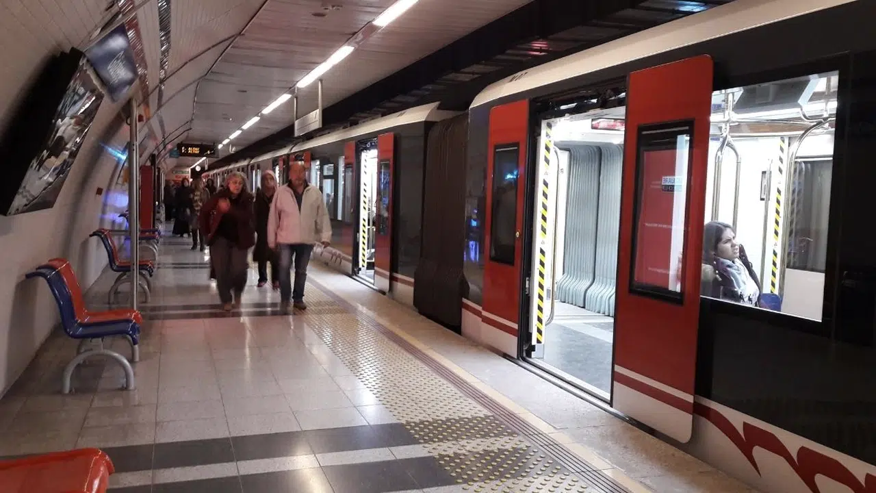 İzmir Metro'da intihar vakası: Seferler durdu!