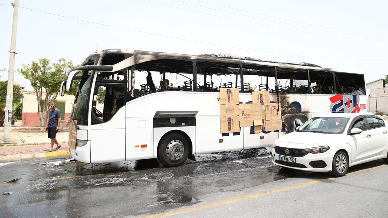 Mersin'de seyir halindeki yolcu otobüsü yandı