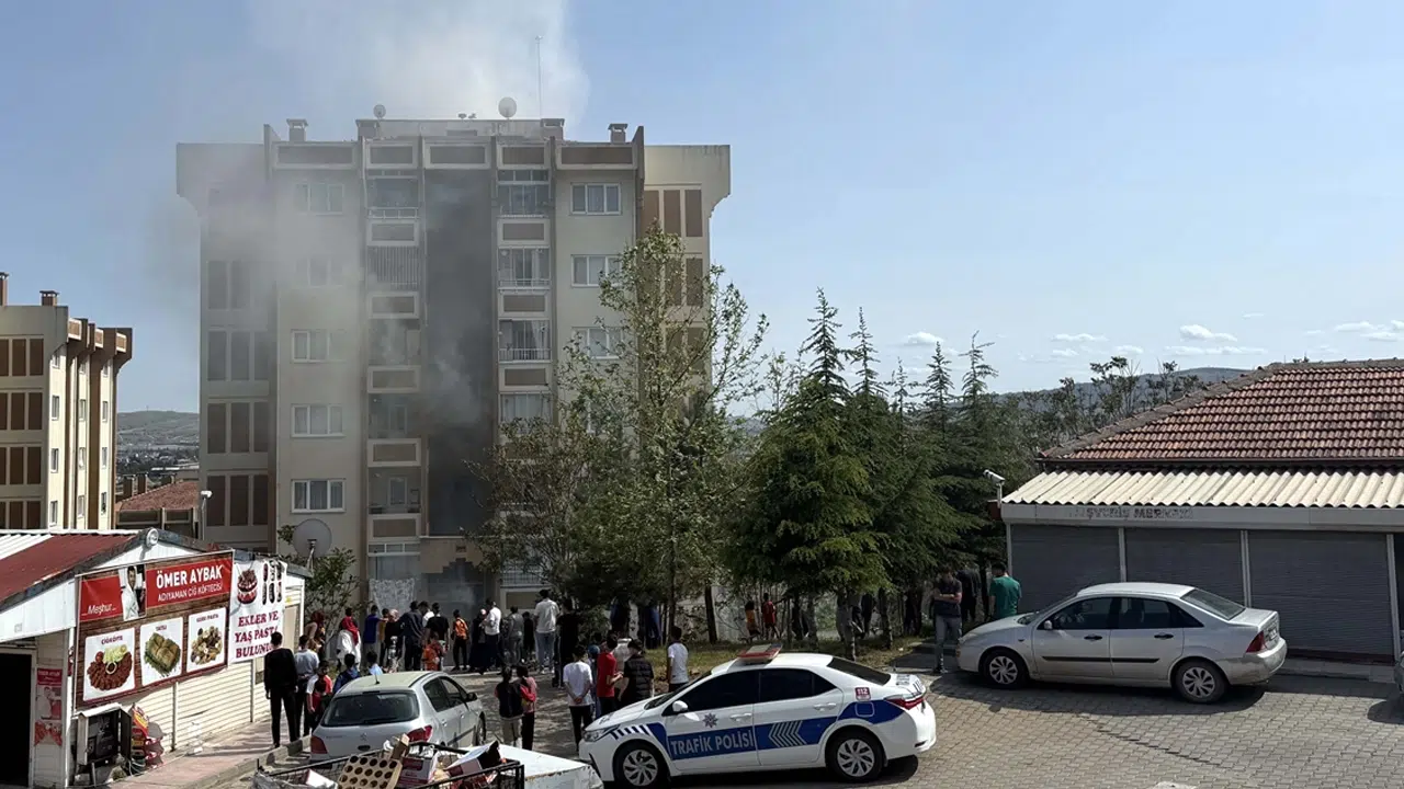 Kırıkkale'de 7 katlı bina alev alev yandı: Bina sakinleri hızla tahliye edildi