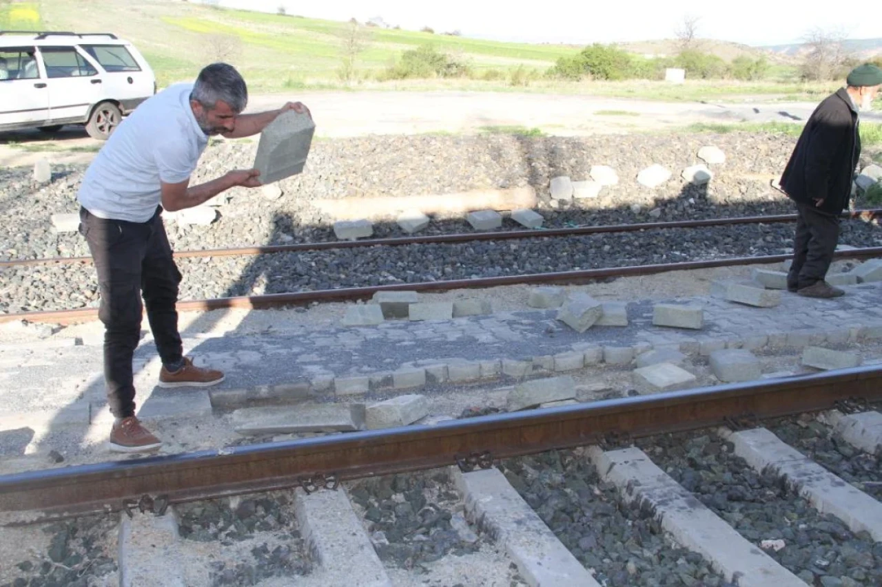 Çankırı'da 6 aydır paralarını alamayan işçiler, döşedikleri taşları söktü