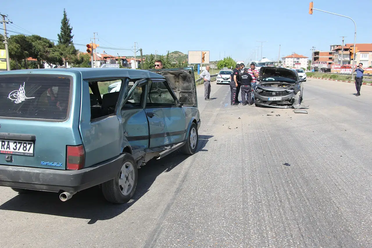 Manisa’da ışık ihlali kazaya neden oldu: 1 yaralı