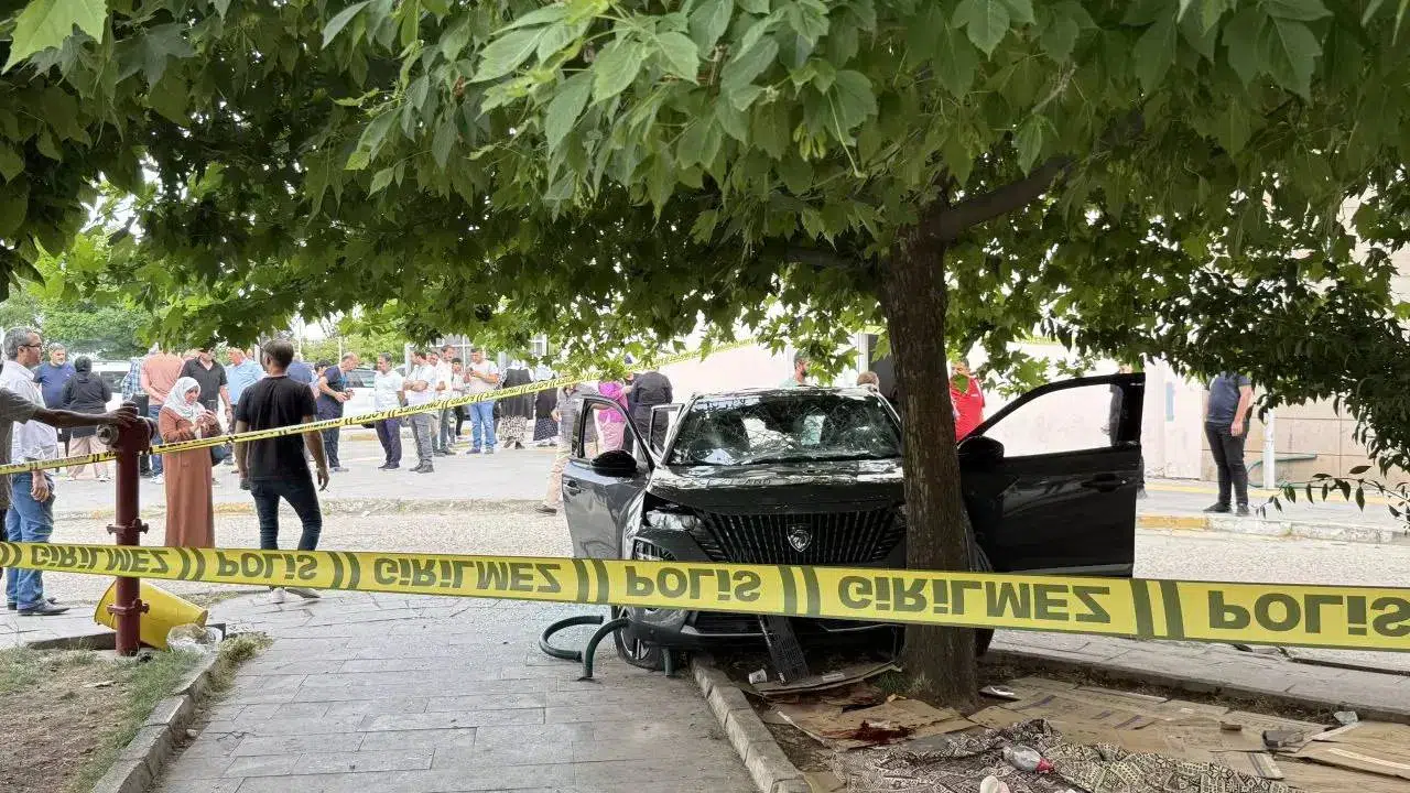 Diyarbakır'da otomobil hastane bahçesine daldı: Ölü ve yaralılar var!