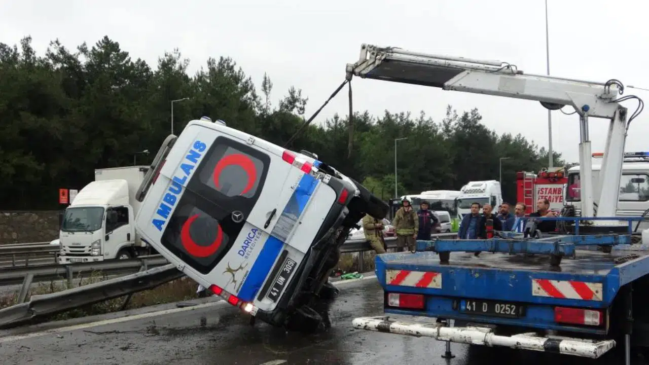Tuzla'da bariyerlere çarpan ambulans devrildi: Çok sayıda yaralı var