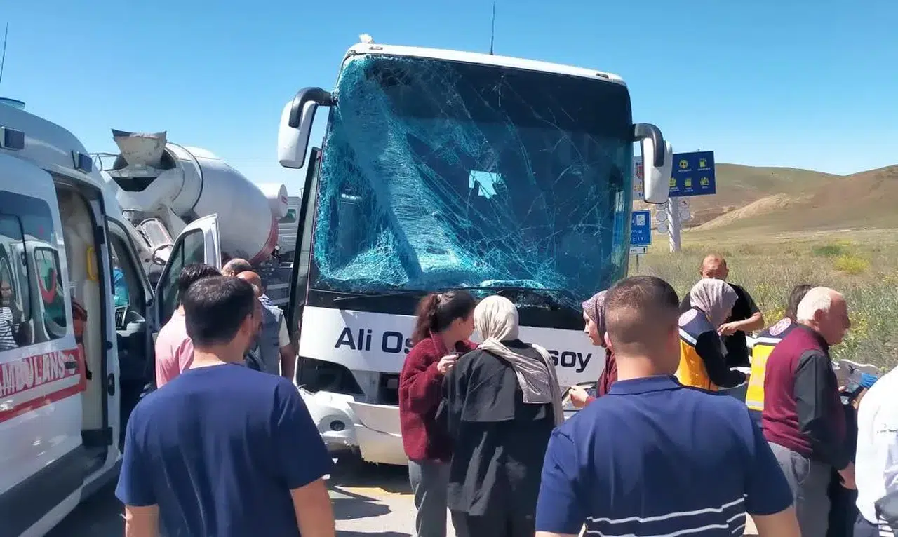 Kırıkkale’de yolcu otobüsü, elektronik denetleme direğine çarptı: 2 yaralı