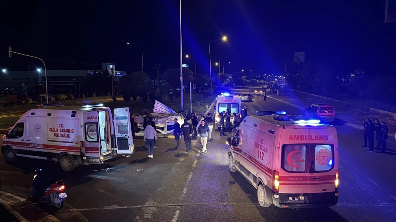 Adıyaman’da otomobiller kavşakta çarpıştı: 3 kişi yaralandı