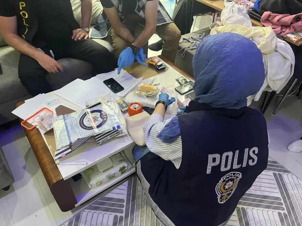 Nevşehir'de masaj salonuna fuhuş baskını! Lüks araçlar ve yüklü para ele geçirildi