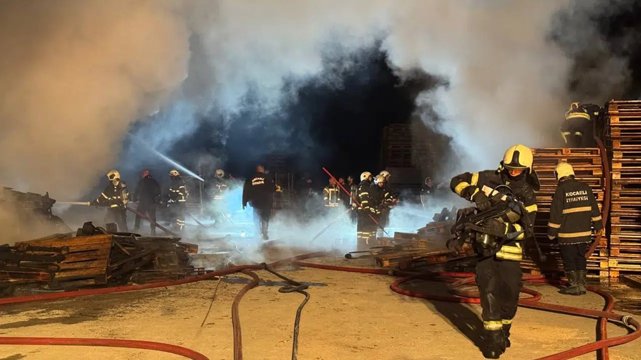 Kocaeli Gebze’de palet deposunda yangın