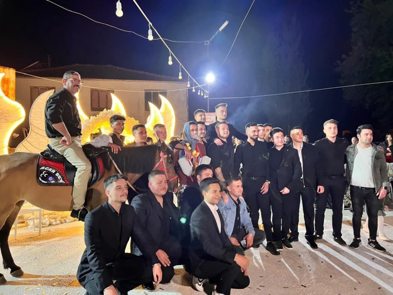 Çanakkale'de takı merasiminde at ve buzağı hediyesi!