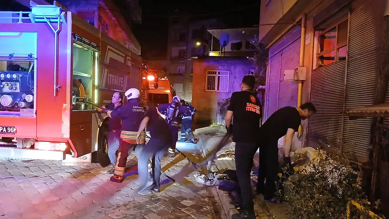 Samsun'da korkutan yangın: Biri itfaiyeci, 2 yaralı!
