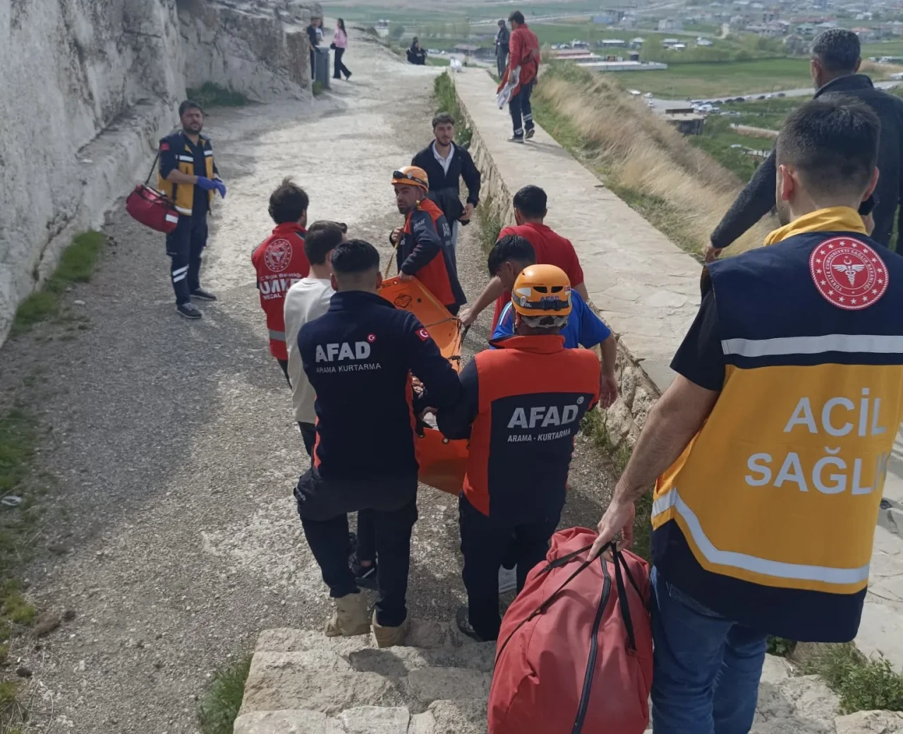 Yaşlı kadın Van Kalesi'nde düşerek sıkıştı: Ekiplerden zorlu operasyon