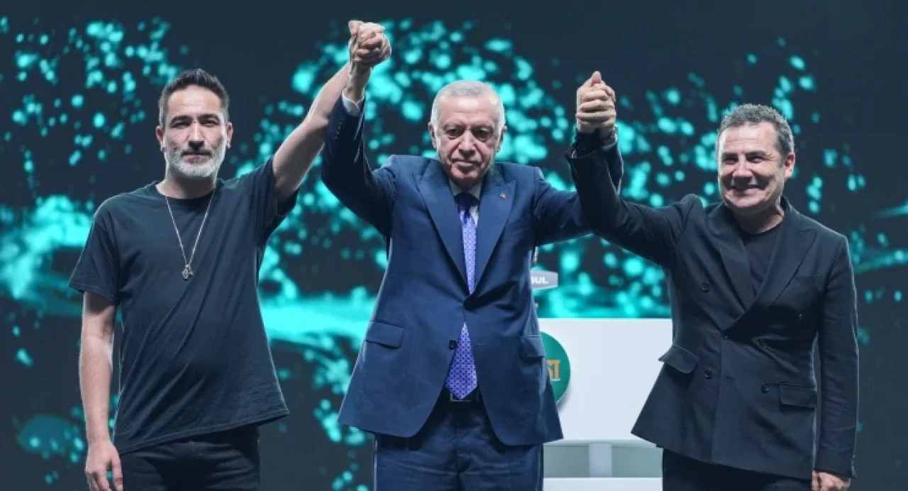 Ferhat Göçer ve Sagopa Kajmer, Cumhurbaşkanı Erdoğan'la ele ele şarkı söyledi