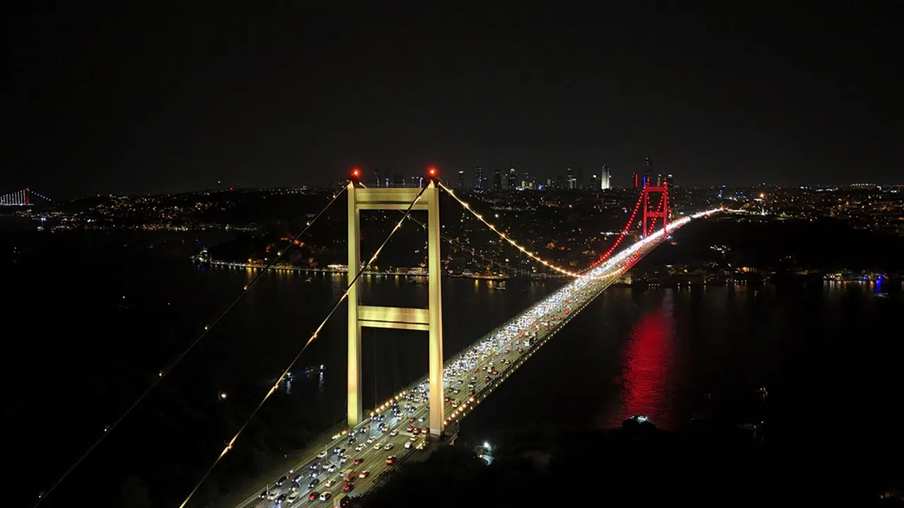 Fatih Sultan Mehmet Köprüsü sarı-kırmızı renklerle ışıklandırıldı