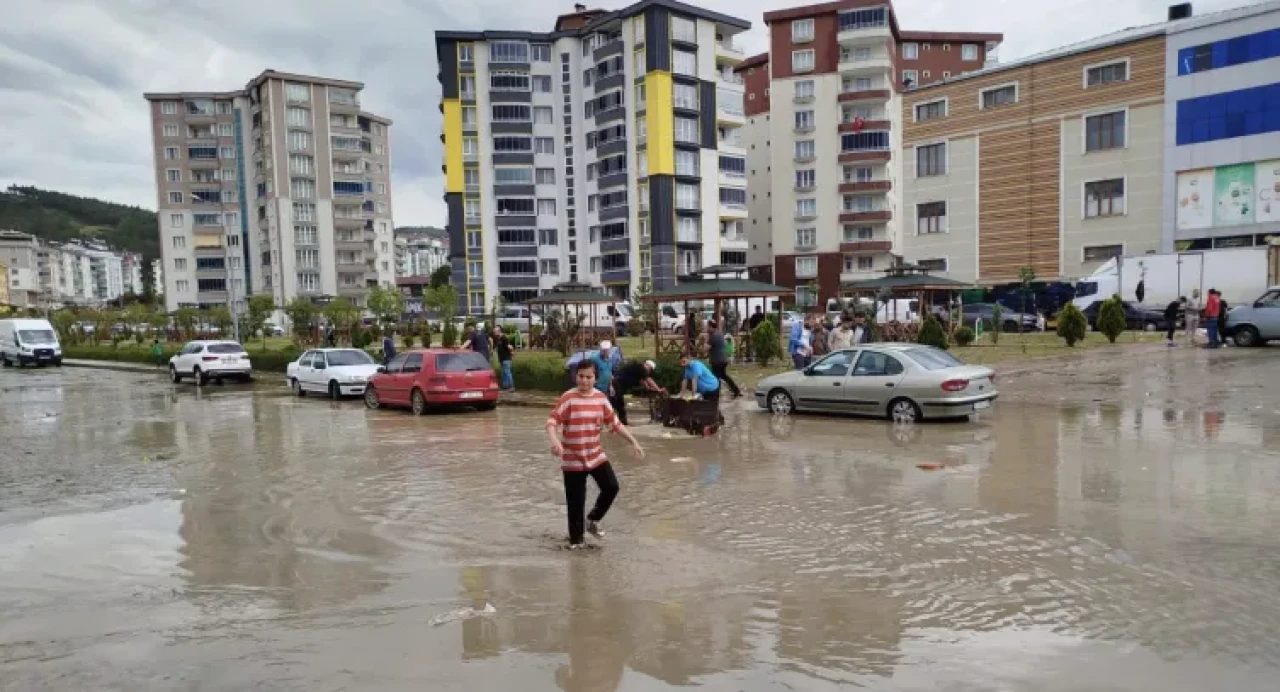 Yollarda su birikti, çatılar uçtu! Dolu ve sağanak yurdu teslim aldı