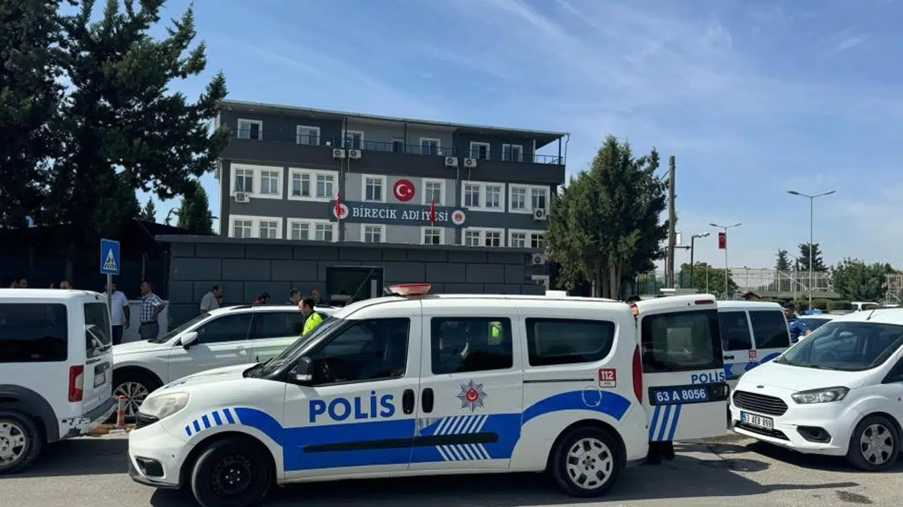 Urfa'da adliye önünde taşlı sopalı kavga: Akrabalar birbirine girdi!