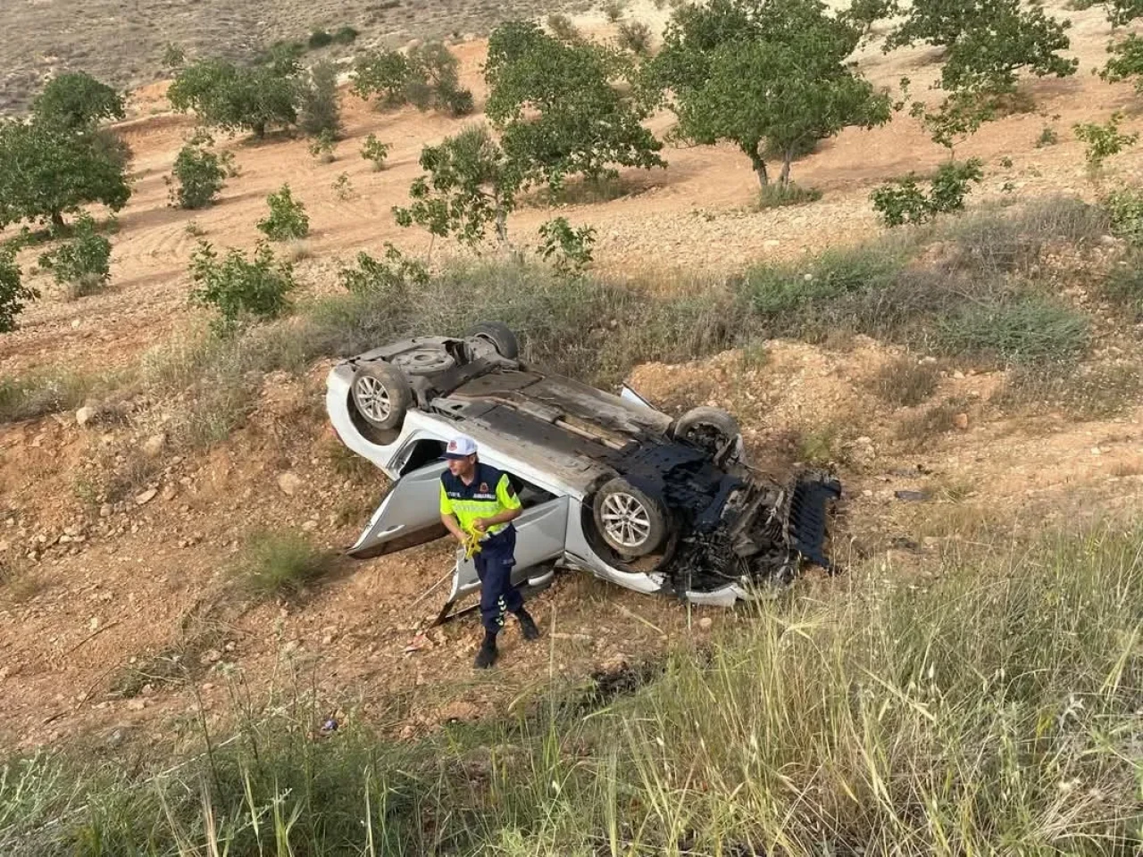 Gaziantep’te araç tarlaya uçtu: 1’i ağır 8 yaralı