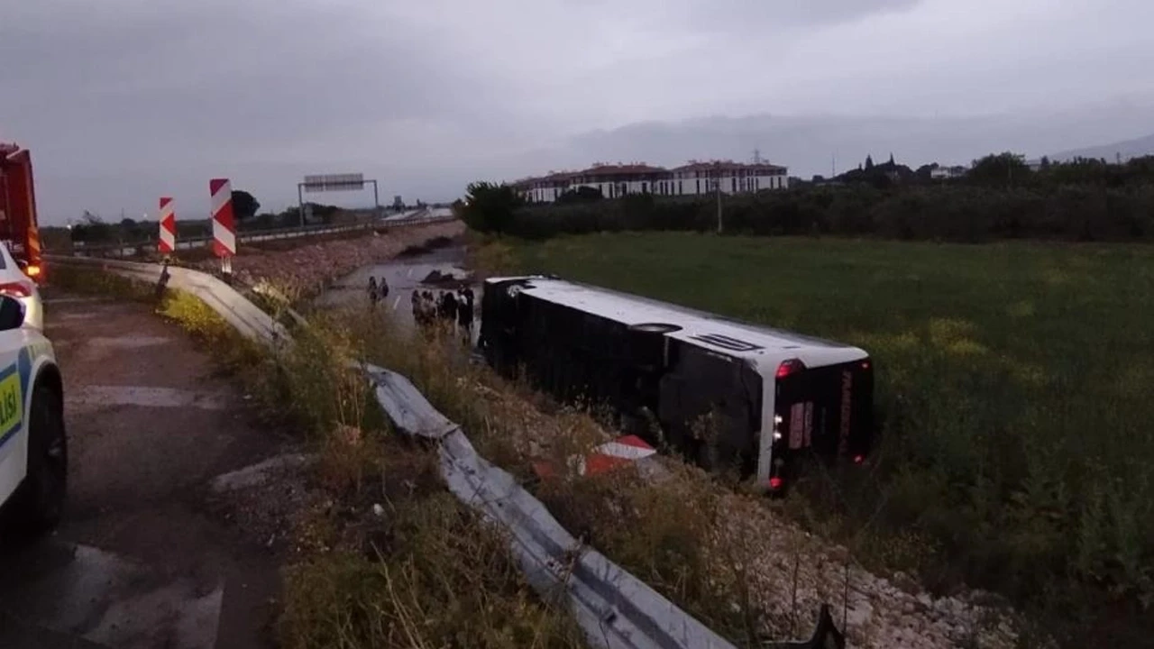 Manisa'da korkunç kaza: Yolcu otobüse şarampole yuvarlandı! 10 yaralı