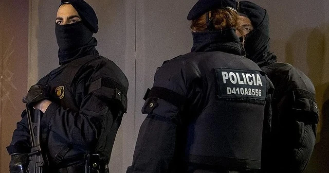 Espanyol stadyumu önünde kaos: Araç kalabalığa daldı!
