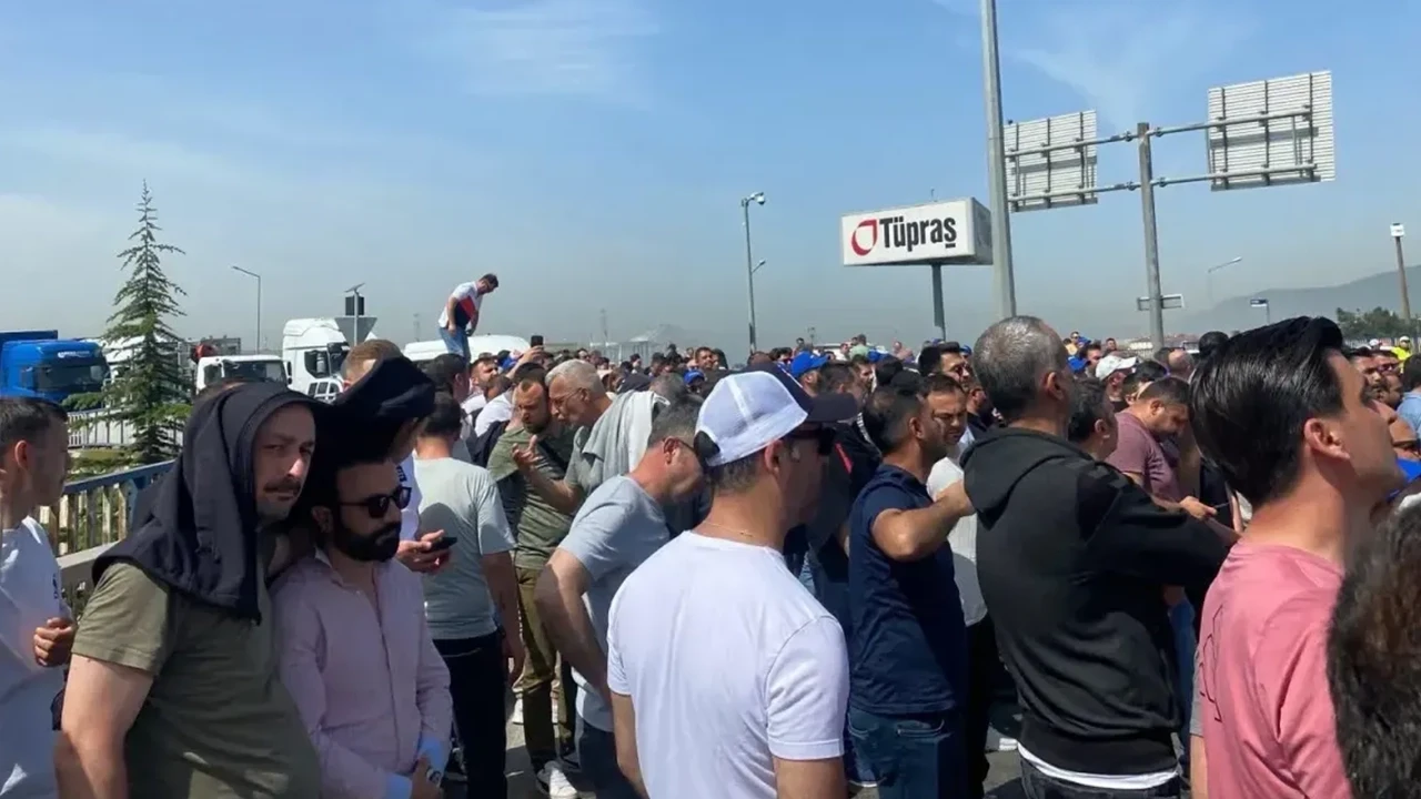 Kocaeli’de TÜPRAŞ işçileri düşük zam oranına tepki göstererek üretimi durdurdu