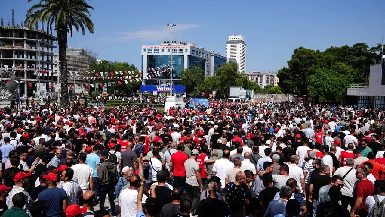 İzmir'de 23 bin işçi hakları için yürüyüşe geçti!