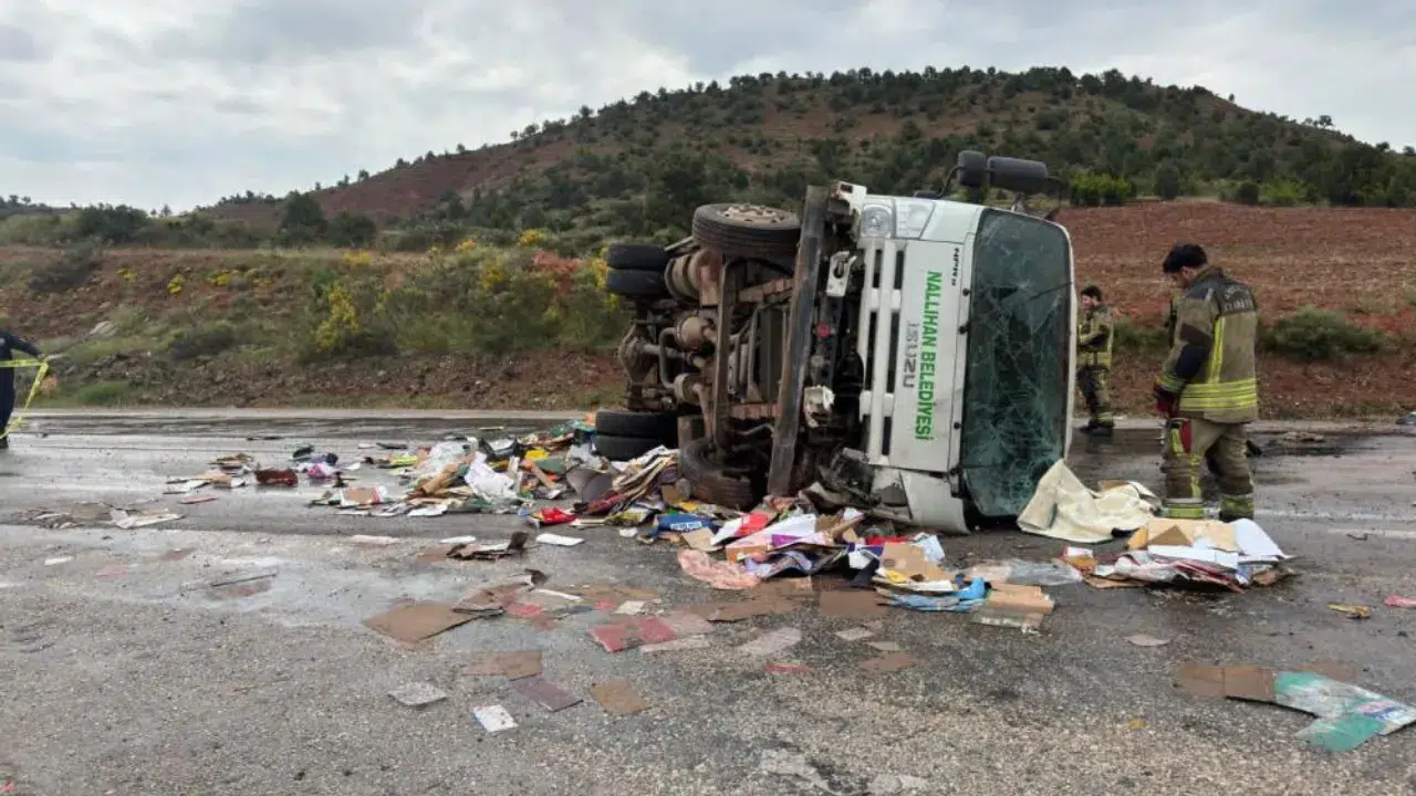 Ankara'da belediye kamyonu devrildi: 1 işçi öldü!