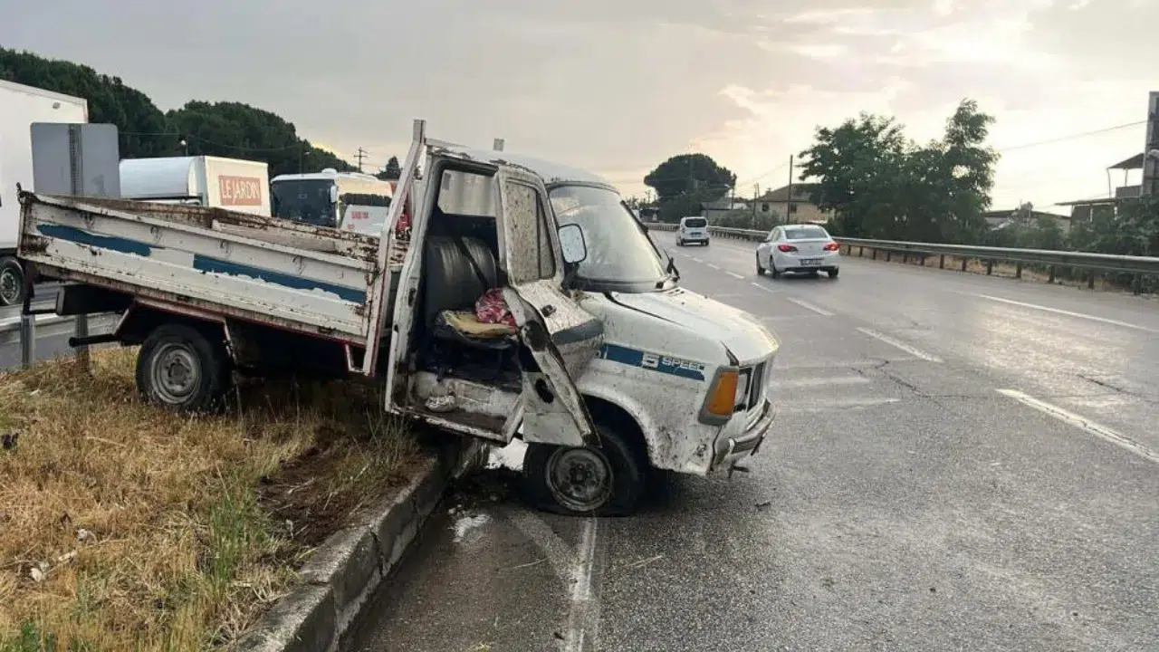Manisa'da kamyonet refüje çarptı: Yolcu öldü, sürücü yaralandı