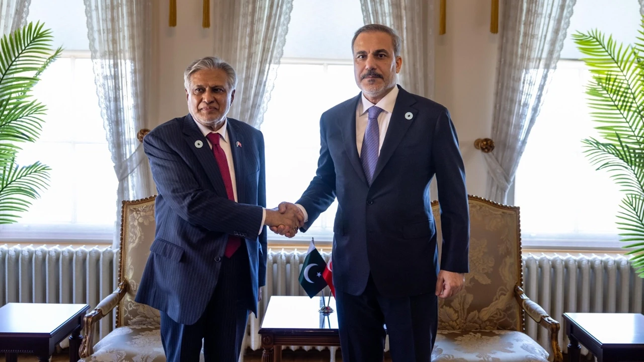 Bakan Fidan ve Dar'dan, Hindistan'ın füze saldırıları üzerine kritik görüşme