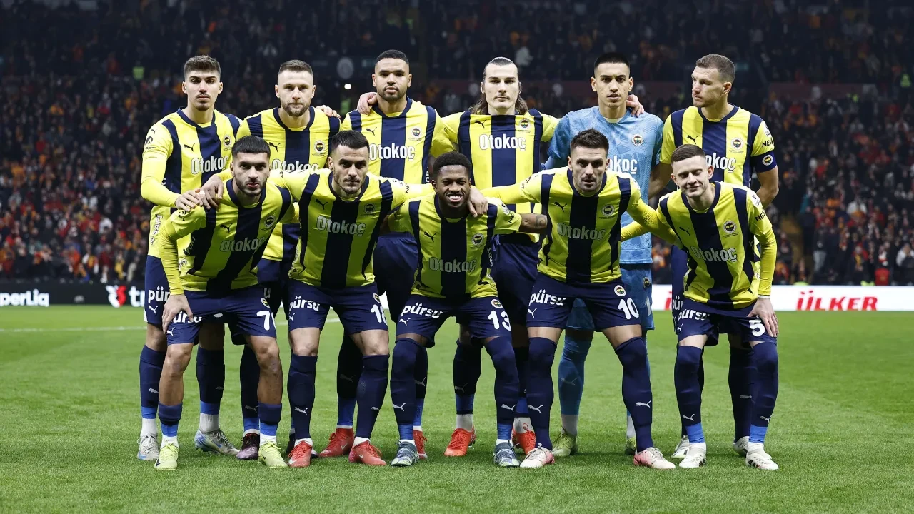 Fenerbahçe'de eşi benzeri görülmemiş kıyım! 16 futbolcu ile yollar ayrılıyor