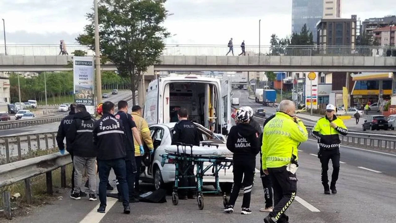 İstanbul’da feci kaza: Otobüse ve refüje çarpan otomobilde 1 kişi hayatını kaybetti, 4 yaralı