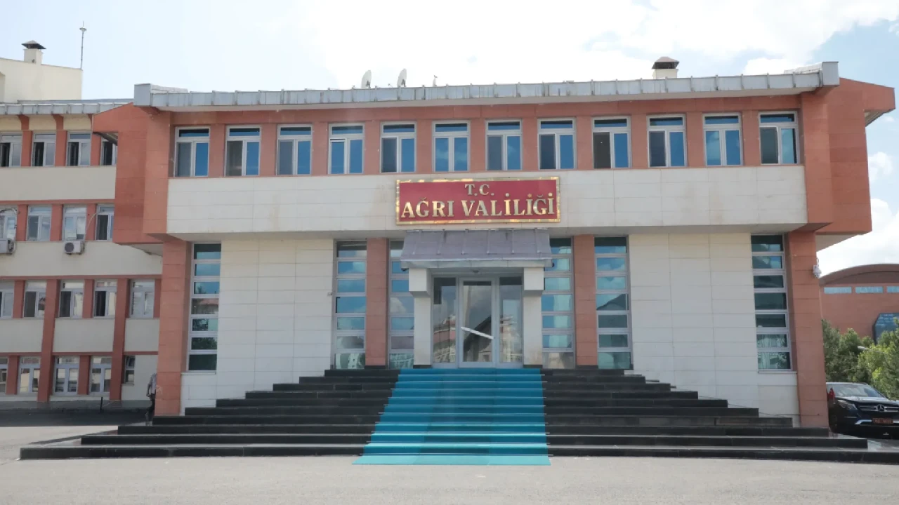 Ağrı’da küçük çocuklarla ilgili uygunsuz video skandalı! 17 yaşındaki şüpheli gözaltında