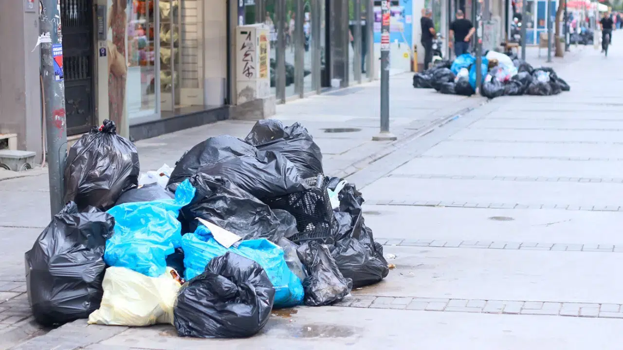İzmir'de işçilerin grevi sürüyor: Sokaklar çöp doldu!
